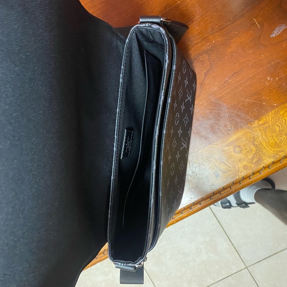 LOUIS VUITTON MESSENGER BAG - Picture 5 of 14